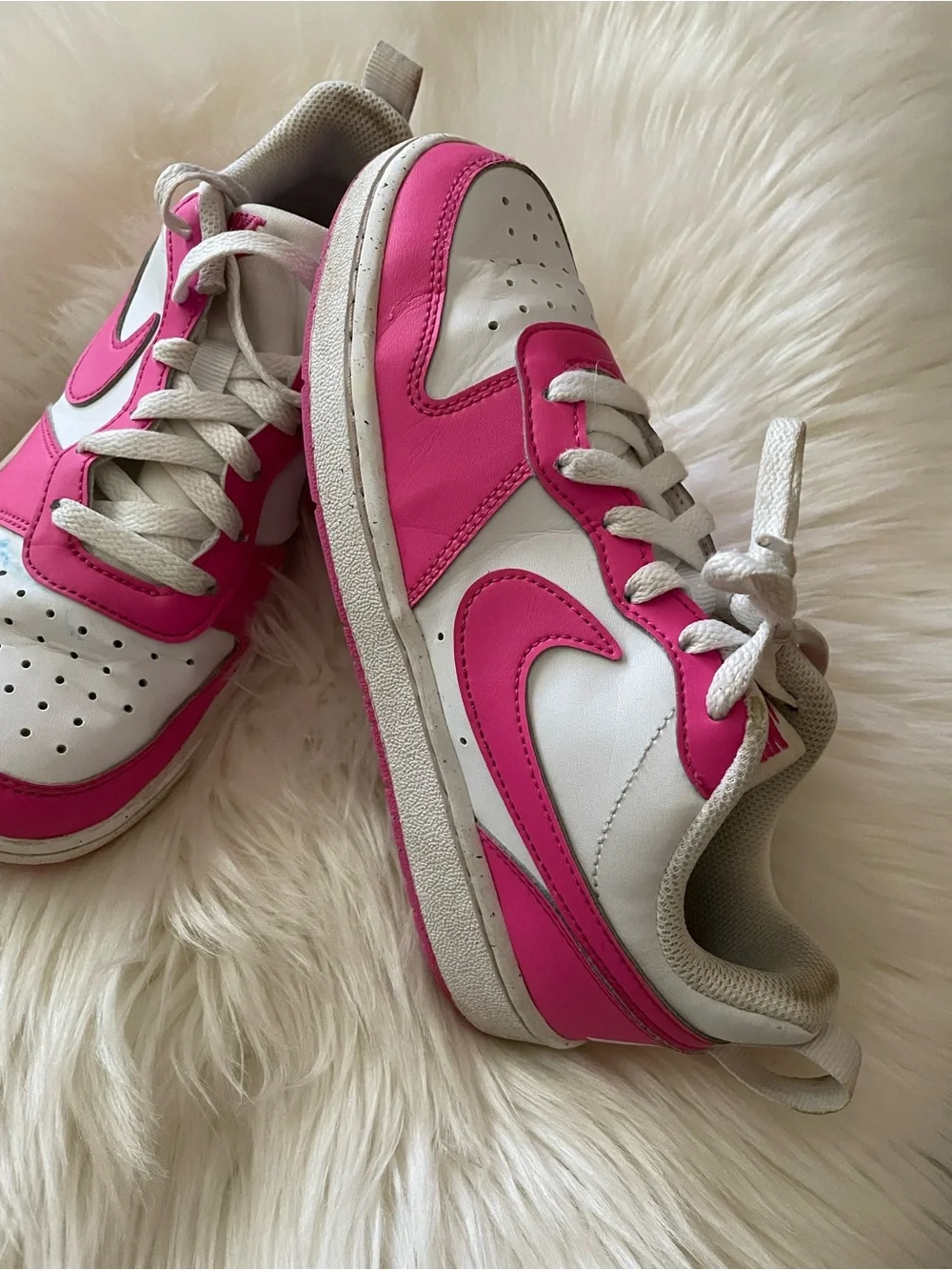 Nike Kids Low-Top Sneakers in White and Hot Pink